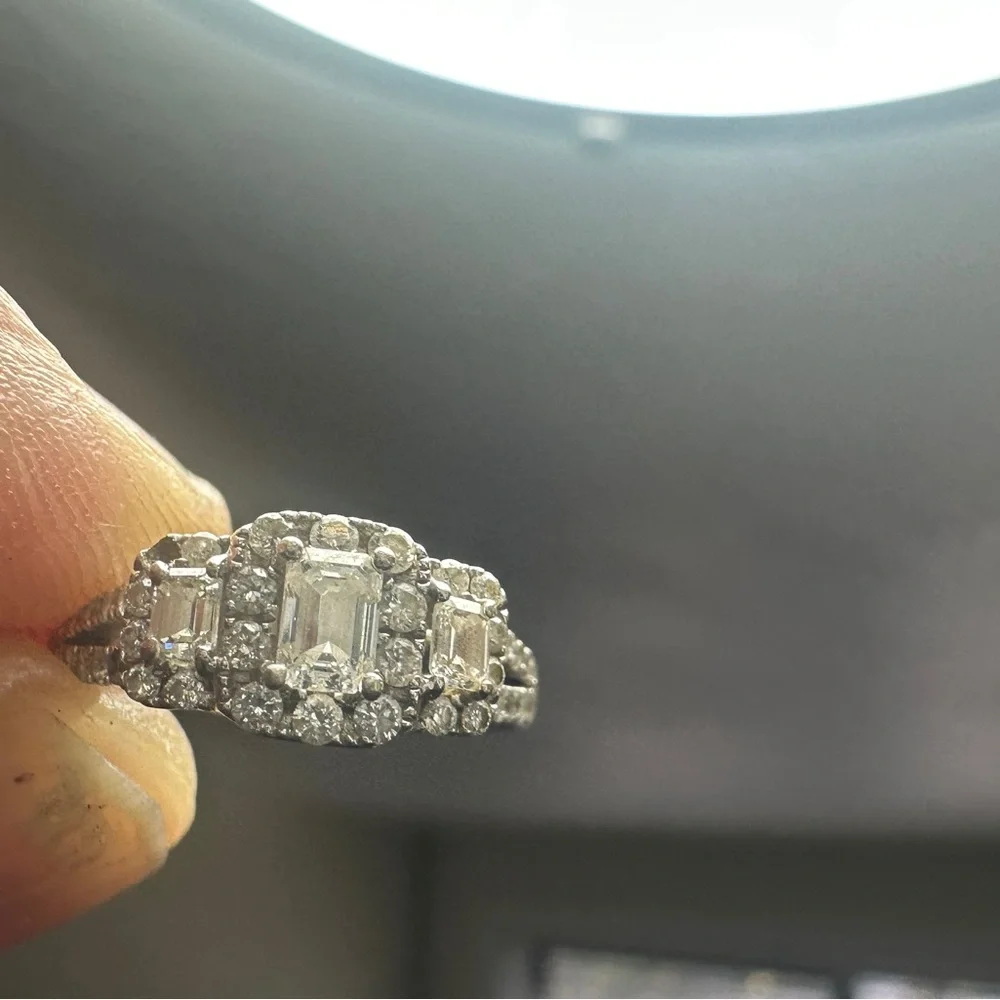 One lady’s 14 karat white gold 3-stone engagement ring. - Picture 3 of 4